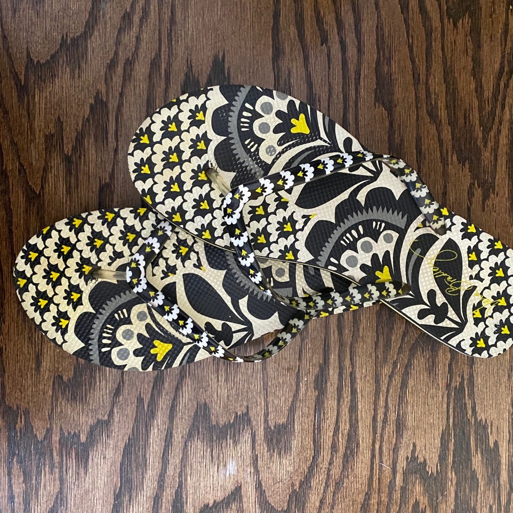 Vera Bradley sandals!‎ Size 9-10. Gorgeous pattern!